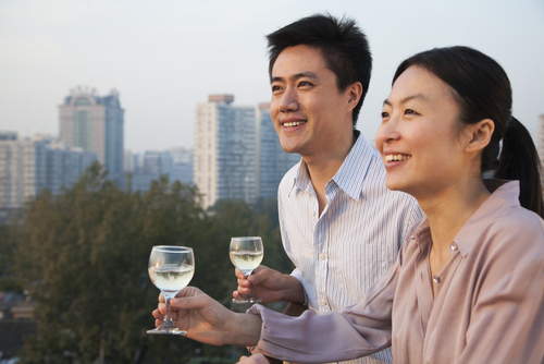 説明: 男女が手に持つ酒杯。