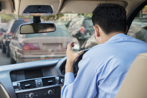 中国で男性が車を運転している。