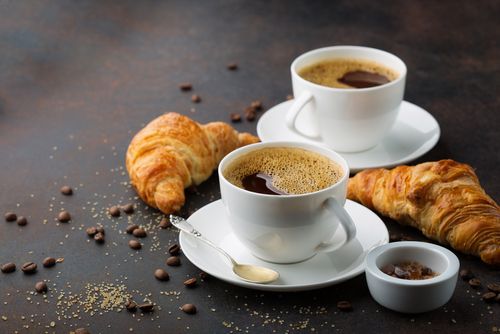 中国風の暗い背景にコーヒー2杯とクロワッサン。