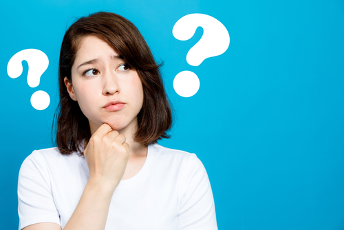 説明: 胸に番号のある年配の女性。
关键词：中国