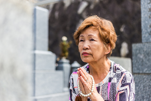 墓地で祈る女性の中国。