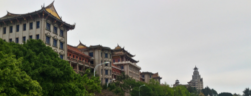 説明:中国の山の頂上には大量の木の巨大な建築物があります。