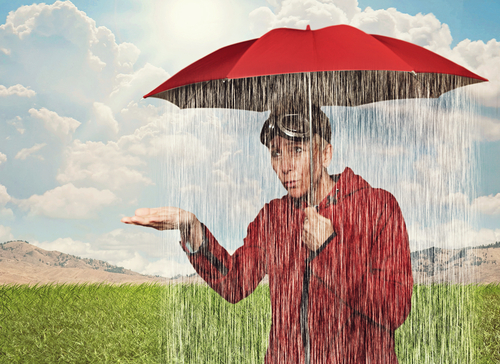 説明: 一人の中国人男性が雨の中を着ていました。