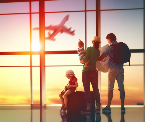 中国人の家族が空港で飛行機を眺めています。