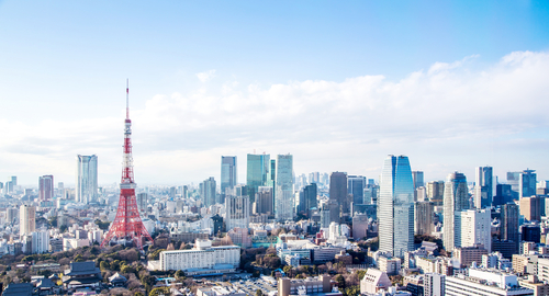 東京タワーを背景に東京の街を空から見た写真。