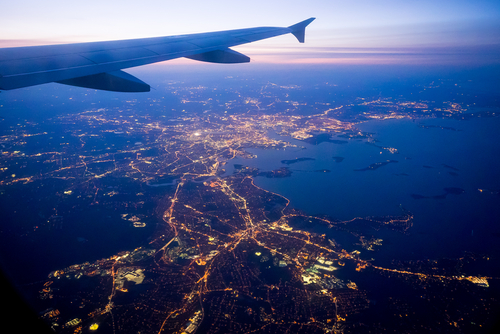 中国城市の夜の上の機械翼。