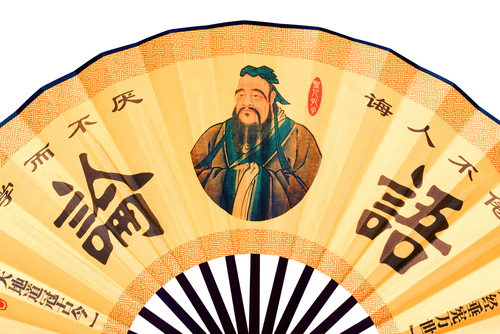 中国をテーマにした扇子に漢字が描かれています。