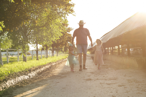 中国 未舗装の道路に沿って散歩する男性 1 人と女の子 2 人を含む 3 人の人物。