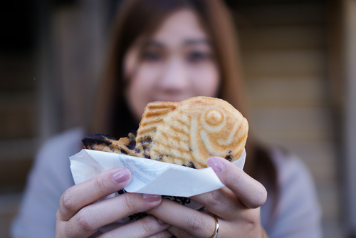 中国でクッキーを掲げる女性。
