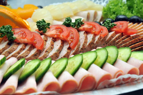 中国料理からインスピレーションを得た、スライスした肉と野菜のトレイ。