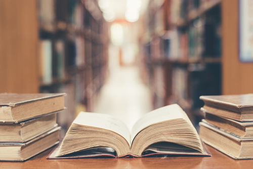 図書館のテーブルに積まれた本の山。その中には中国関連の本も含まれています。