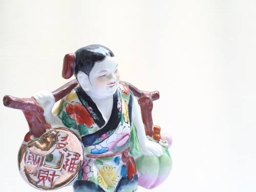 籠を持った日本人女性の中国の置物。