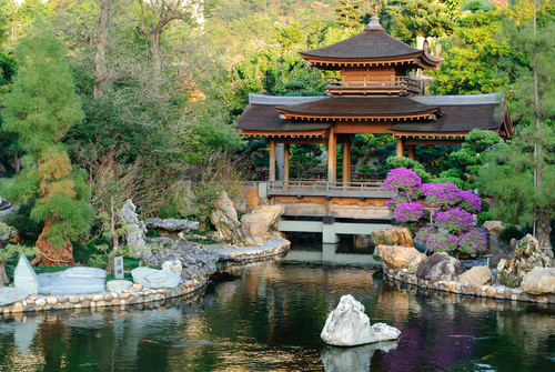 中国の池のある庭園。