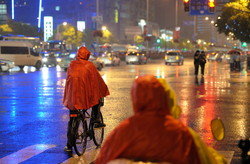 二人の人が雨の中を走っている。