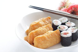 白いボウルに箸が入った中華料理。