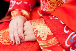 中国の赤いウェディングドレスを着た女性。