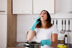 説明: 一人の女性局がキッチンの奥で電気を鳴らしました。

关键词: キッチン