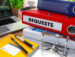 中国の机の上に「requests」という単語が入ったフォルダー。