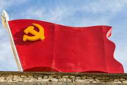 建物の壁にある中国共産党の旗。