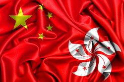 風になびく香港の国旗。