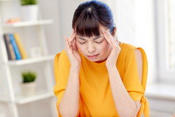 説明: 一人の女性が家に苦痛の中で住んでいます。