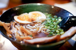 修正後の説明: 中華風味の一杯にタンパク質のラーメンが入っています。
