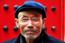 赤いドアの前にいる男性中国。