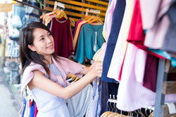 中国の女性は市街の服装を着ています。