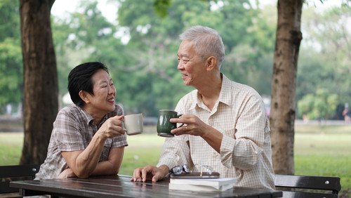 中国の公園でコーヒーを飲むカップル。