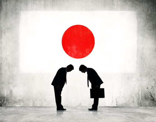 日中のグローバル化の精神を表す日の丸の前に立つ2人のビジネスマン。