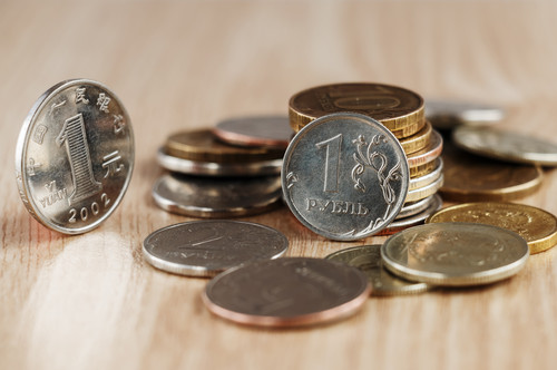 木製のテーブルの上に中国のユーロ硬貨。