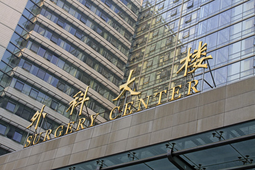 シンガポールセンターと書かれた看板のある中国の建物。
