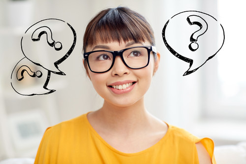 頭の上に疑問の泡を持つ眼鏡をかけた女性。