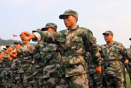 迷彩服を着た中国兵士が列に並んでいる。