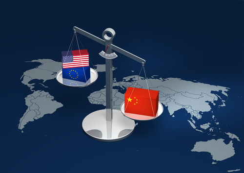中国とアメリカの国旗が描かれた天秤。