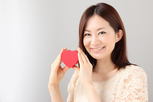 説明: 1 年経った女性は、心形の帽子をかぶっています。

关键词：中国