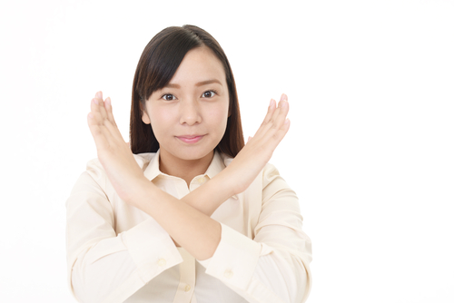 手でジェスチャーをする若い中国人女性。