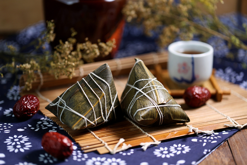 竹マットの上に置かれた中国餃子とお茶。