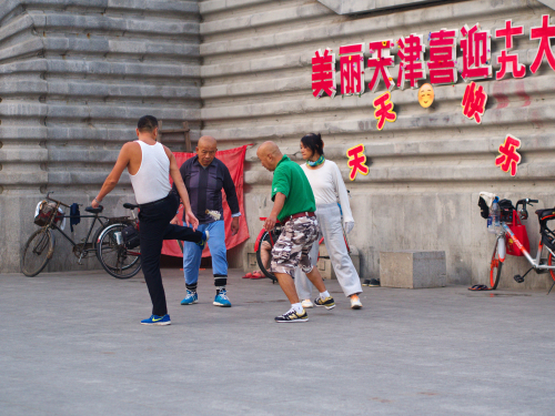 中国でフリスビーをする人々のグループ。