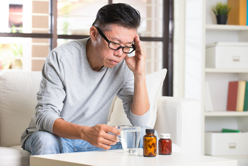 ある中国人男性は沙配信の上に座り、一瓶の薬を手に握った。