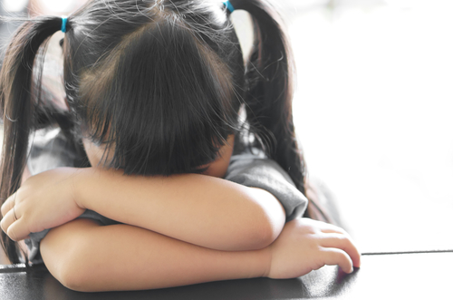 説明: 小さな女の子の座標が子の上にあり、袋の上部が二重に囲まれています。
关键词:中国