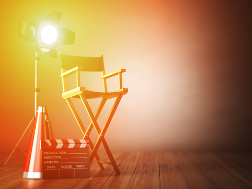 オレンジ色の背景に映画監督の椅子。