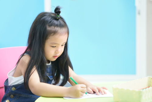 説明：中国の教室の座敷にある小さな女の子が子の前で書いたもの。
