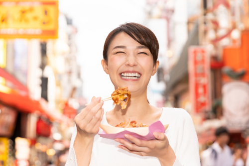 女性が中国で食事を楽しんでいます。