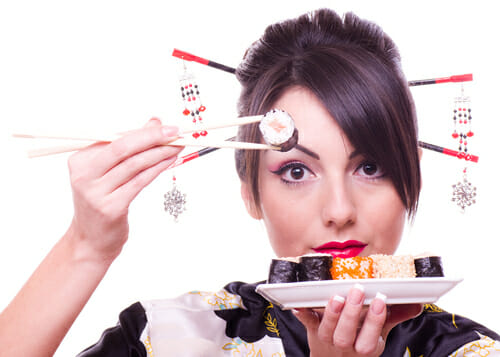 箸を持った着物姿の中国人女性。