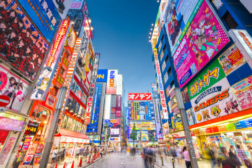 日本の東京のにぎやかな通り。