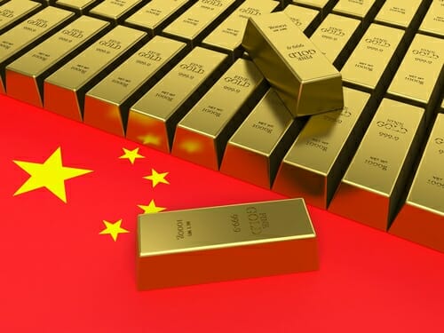 国旗の背景上の中国金条。