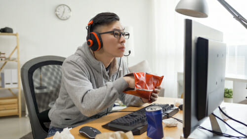 一人のイヤホンとバッグの写真を着た男性が前に座っていた。