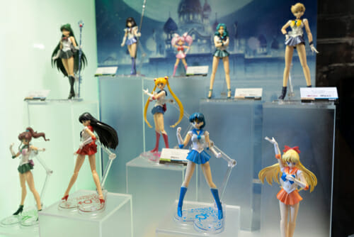 中国のショーケースに展示されているセーラームーンのアクションフィギュア。