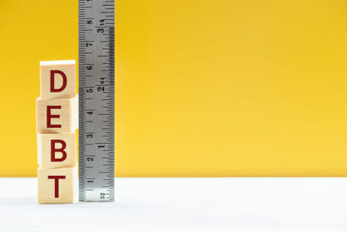 (翻訳: 定規の隣に「中国」という言葉が書かれた木製のブロック。)